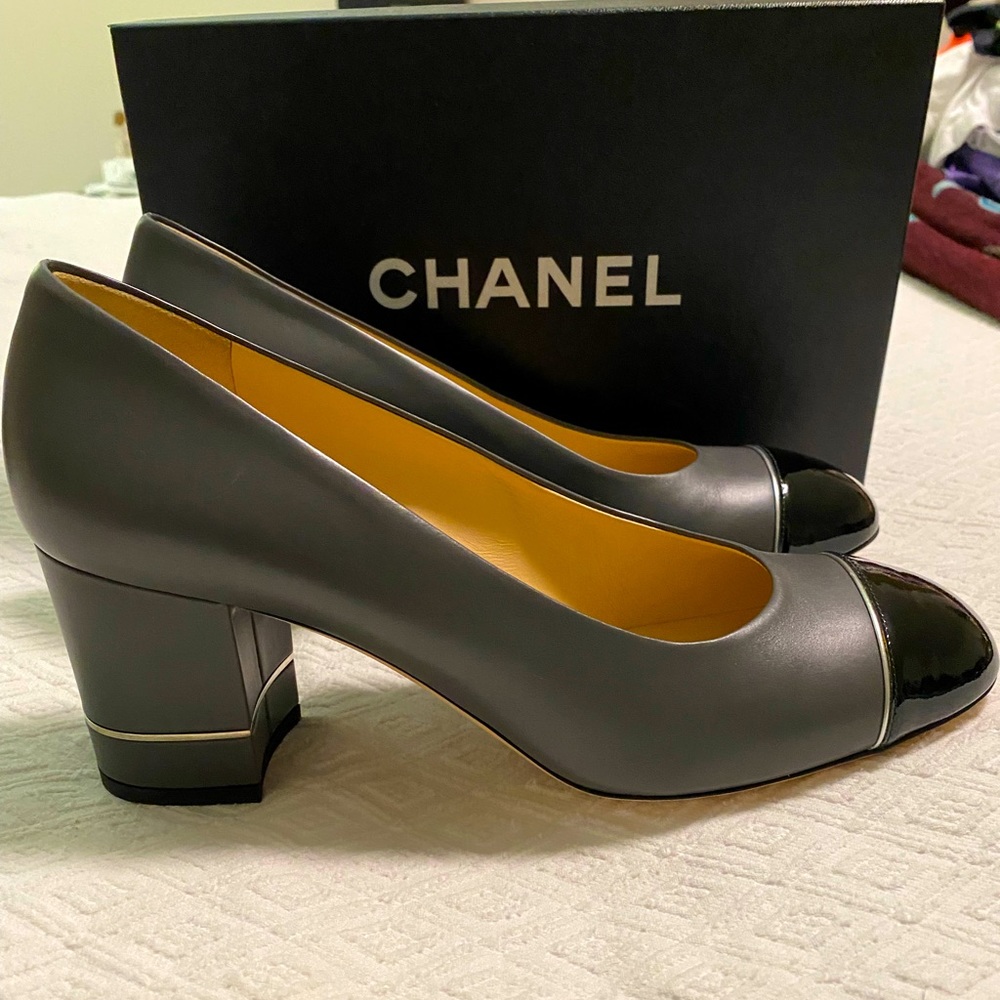 Authenticated Chanel Grey CC Cap Toe Leather Pumps Round Toe High Heel Size 12